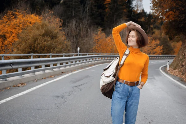 Šťastný Výlet Dívka Jde Podél Dělící Pruhu Silnice Backpac — Stock fotografie