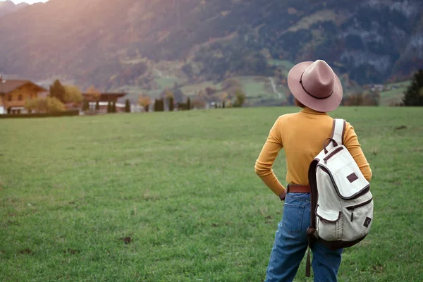 Ragazza Con Uno Zaino Trova Sul Prato Montagna — Foto Stock