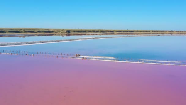 Lago Sal Rosa Com Pilares Madeira Fábrica Extração Sal Abandonada — Vídeo de Stock