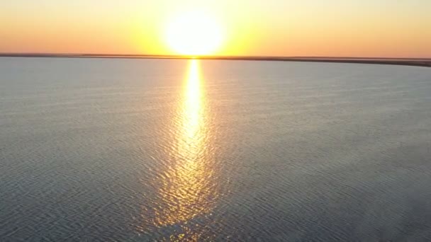 日落时飞越平静的海面 — 图库视频影像