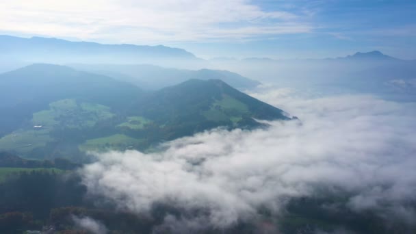 Avusturya Nın Salzkammergut Bölgesinde Bulutlarla Kaplı Geniş Vadinin Hava Manzarası — Stok video