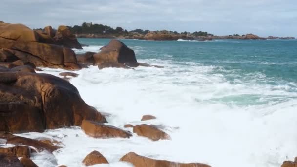 Μεγάλα Κύματα Συντρίβονται Στην Παραλία Πέτρα — Αρχείο Βίντεο