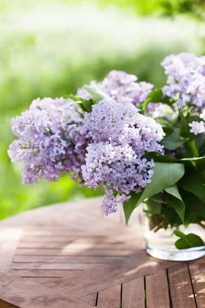 夏天的时候 桌上放着一束紫丁香 — 图库照片