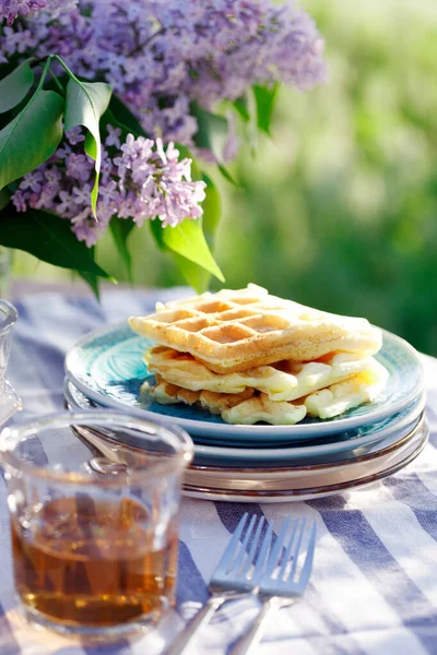 庭での朝食 ベルギーのワッフルとカップ — ストック写真