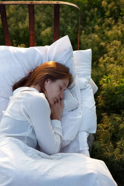 Chica Durmiendo Cama Campo Verde Sueño Saludable Natur —  Fotos de Stock