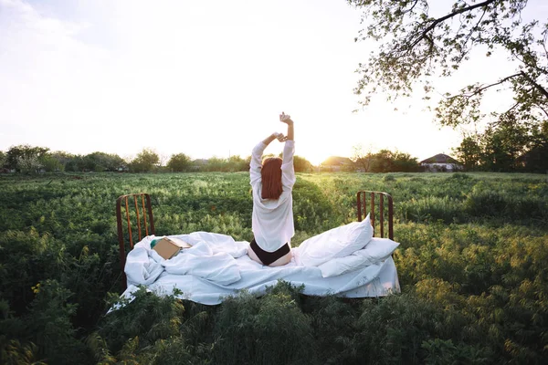 Κορίτσι Αναπαύεται Στο Κρεβάτι Ένα Πράσινο Χωράφι Υγιή Ύπνο Στη — Φωτογραφία Αρχείου