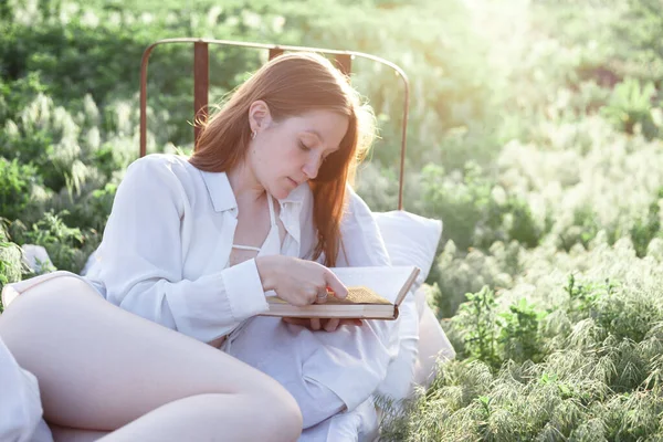 Chica Leyendo Libro Cama Entre Los Campos Atardecer — Foto de Stock