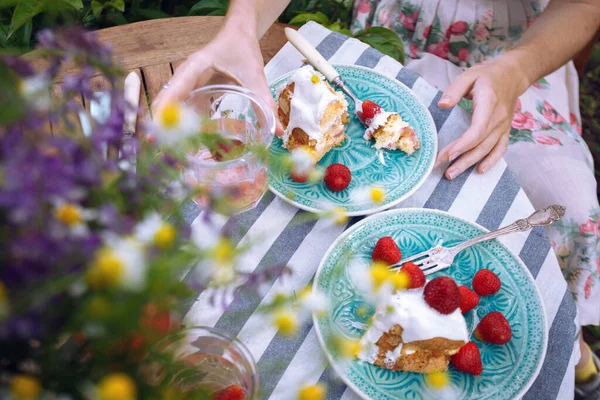 Delicious Summer Girls Eating Cake Garde — Stock Photo, Image