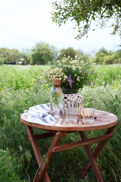 Petit Déjeuner Dans Jardin Sur Table Est Vase Fleurs Verres — Photo