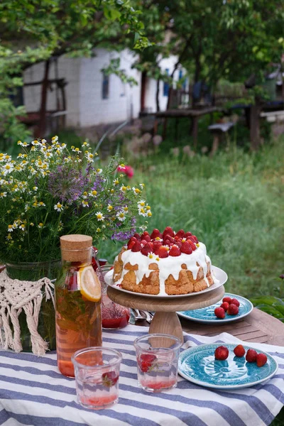 Ontbijt Tuin Tafel Ligt Een Vaas Bloemen Cake Met Aardbeien — Stockfoto