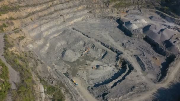 Flygfoto Över Dagbrott Granit Med Arbetsmaskiner — Stockvideo