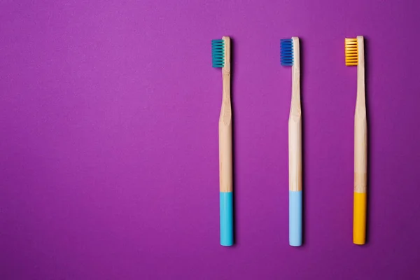 Sorge Für Die Umwelt Helle Hölzerne Zahnbürsten Auf Violettem Hintergrund — Stockfoto