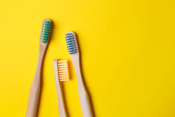 Sorge Für Die Umwelt Helle Hölzerne Zahnbürsten Auf Gelbem Hintergrund — Stockfoto