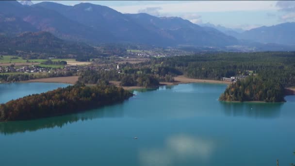 Осенний Вид Австрийское Озеро Фаакерзее Точки Зрения Солнечного Октября — стоковое видео