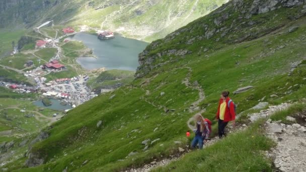 Crianças Ativas Irmãs Caminhadas Nas Montanhas — Vídeo de Stock