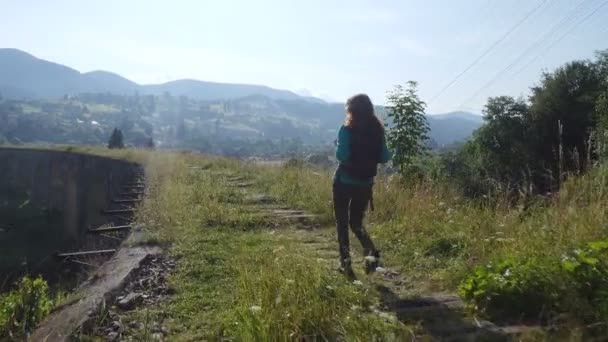 Wandermädchen Überquert Bei Strahlendem Sommertag Die Alte Steinbrücke Über Den — Stockvideo