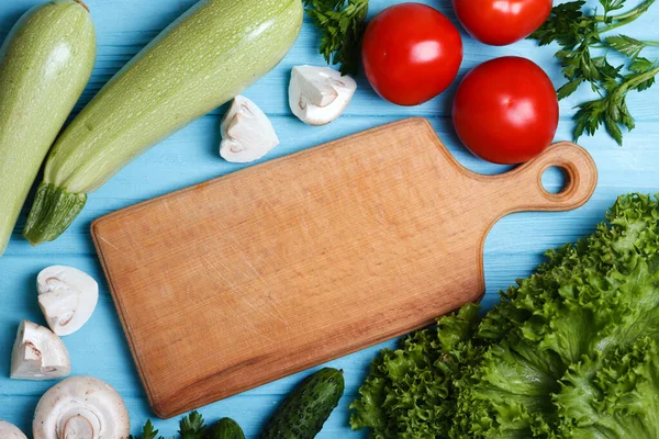 Gezond Eten Verse Groenten Een Blauwe Houten Ondergrond Courgettes Champignons — Stockfoto