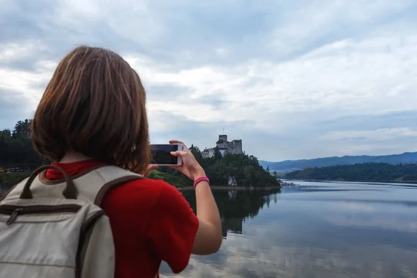 Дівчина Знімає Себе Замок Нідзіка Смартфоном Полан — стокове фото