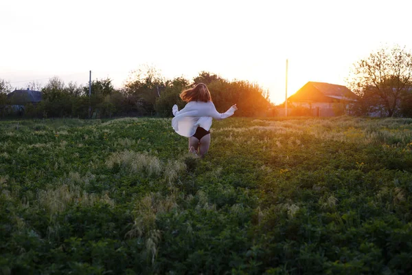 Дівчина Нижній Білизні Біжить Через Віолончель — стокове фото