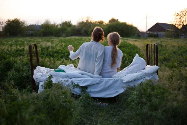 Κορίτσια Κάθονται Στο Κρεβάτι Ένα Πράσινο Χωράφι Υγιή Ύπνο Στη — Φωτογραφία Αρχείου