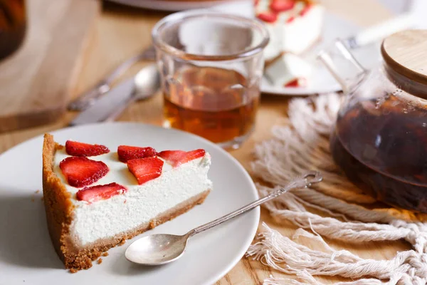 Lezzetli Güzel Bir Kahvaltı Ahşap Arka Planda Çilekli Cheesecake Bir — Stok fotoğraf