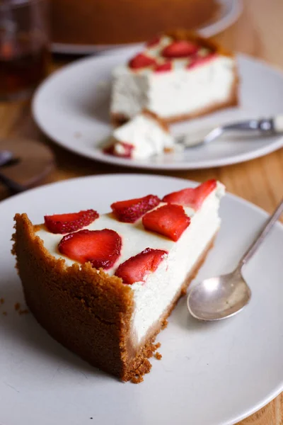 美味しく美しい朝食 チーズケーキとイチゴの木の背景に牡丹の花束 — ストック写真