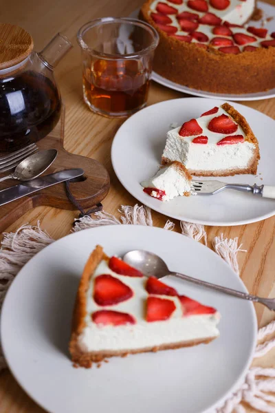 美味しく美しい朝食 チーズケーキとイチゴの木の背景に牡丹の花束 — ストック写真