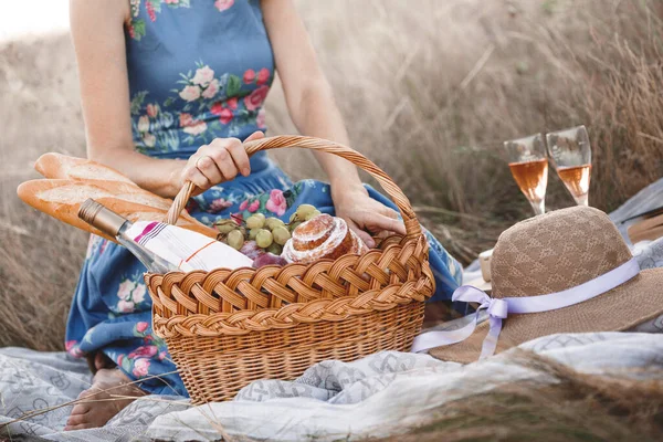 Verão Piquenique Prado Menina Com Uma Cesta Picni — Fotografia de Stock