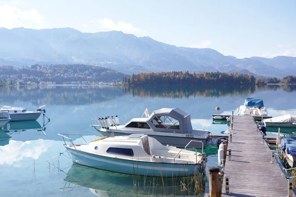 Paisagem Com Belo Lago Montanha Barcos Primeiro Plano Autum — Fotografia de Stock