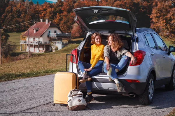 Roadtrip Zwei Lächelnde Mädchen Teenageralter Sitzen Kofferraum Anreise Mit — Stockfoto
