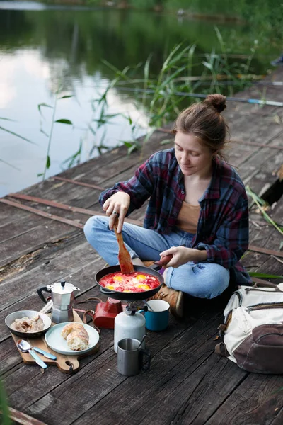 Mädchen Beim Frühstück Auf Der Seebrücke Camping Ästhetik Der Wildnis — Stockfoto