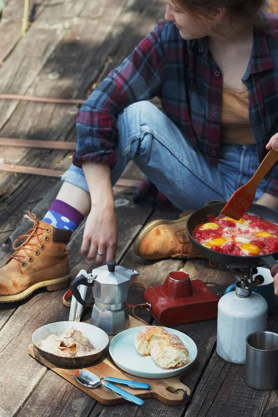 Mädchen Beim Frühstück Auf Der Seebrücke Camping Ästhetik Der Wildnis — Stockfoto