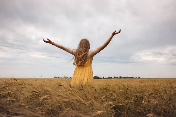 Happy Young Girl Joys Wheat Field Evening Tim — Stock Photo, Image