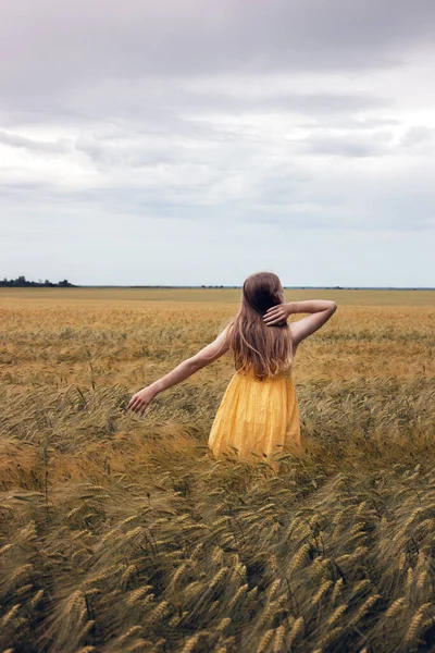 Happy Young Girl Joys Wheat Field Evening Tim — Stock Photo, Image