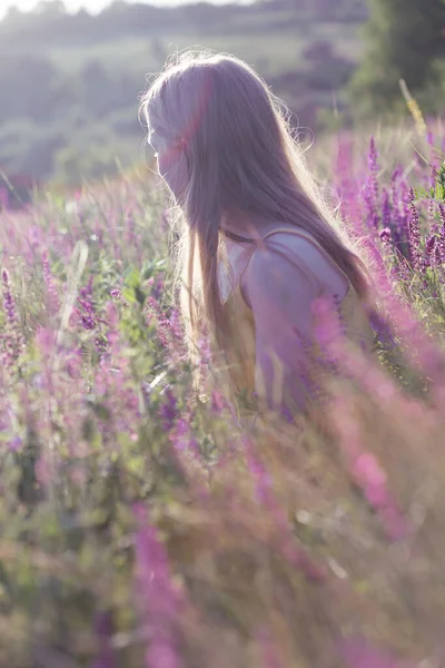 サルヴィの花束を持つ牧草地の美しい女の子 — ストック写真