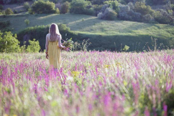 サルヴィの花束を持つ牧草地の美しい女の子 — ストック写真