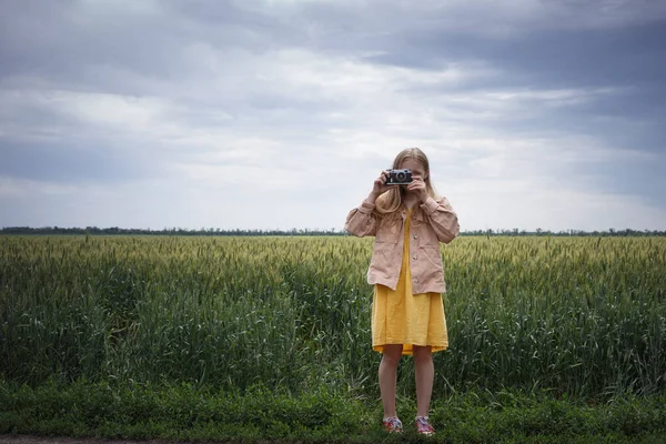 Tiener Meisje Met Retro Camera Het Veld Amerikaanse Landschapsarchitectuur — Stockfoto