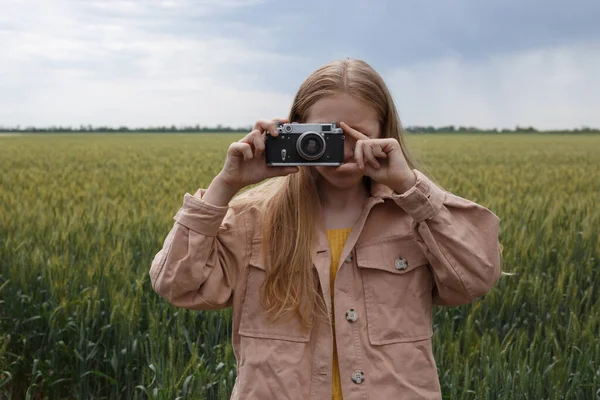 Tonårstjej Med Retrokamera Ute Fältet Amerikanskt Landskap — Stockfoto