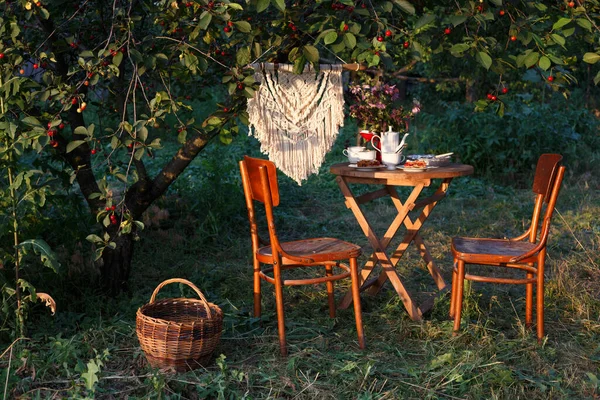 庭でお茶会 テーブルの上には花の花瓶と桜のパイとテトのカップ — ストック写真