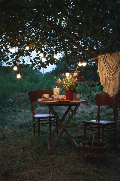 Thé Dans Jardin Soir Sur Table Est Vase Fleurs Tarte — Photo