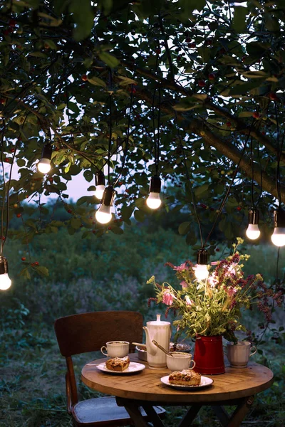 Thé Dans Jardin Soir Sur Table Est Vase Fleurs Tarte — Photo