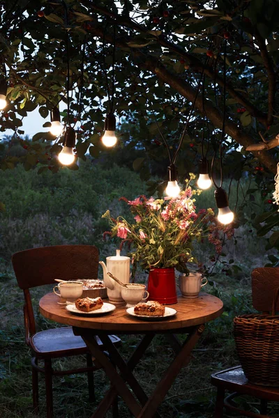 Thé Dans Jardin Soir Sur Table Est Vase Fleurs Tarte — Photo