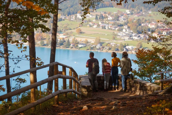 Familie Het Observatiedek Prachtig Landschap Backgroun — Stockfoto