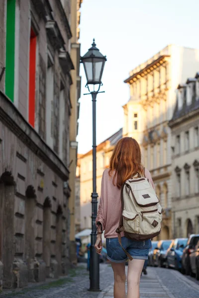 Uma Menina Caminha Pelas Ruas Velho Cito Europeu — Fotografia de Stock