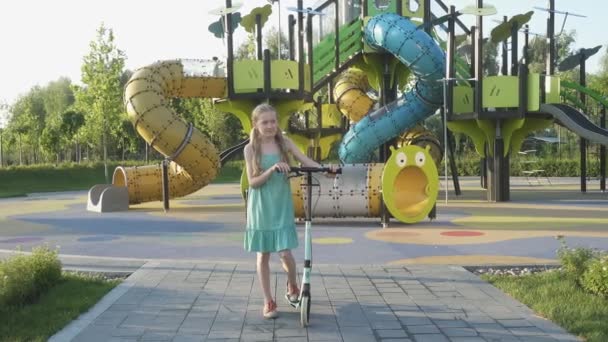 Vrolijk Actief Kind Meisje Rijden Een Scooter Ochtend Stedelijk Park — Stockvideo