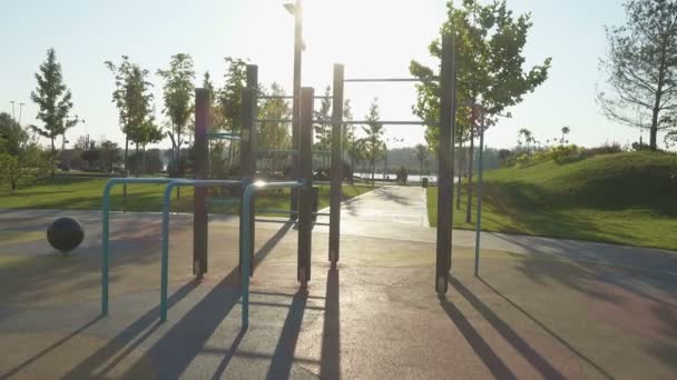 Leeg Stadspark Met Morgens Speeltuin Stralen Van Opkomende Zon — Stockvideo