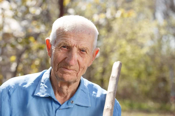 Portret Van Senior Man Staande Tuin Tegen Een Achtergrond Van — Stockfoto