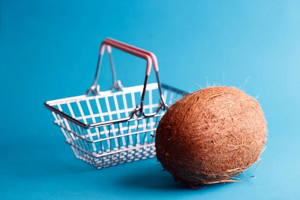 Coco Grande Sobre Fondo Azul Cesta Consumo Frutas Tropicales Compras —  Fotos de Stock