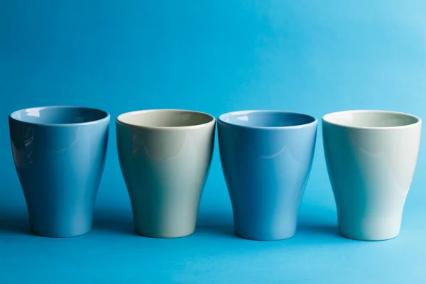 Céramique Brillante Tasses Couleurs Bleues Sur Fond Bleu — Photo