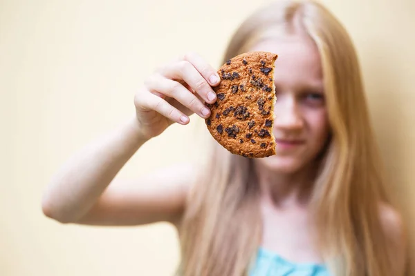 Διασκεδαστικό Νεαρό Κορίτσι Τρώει Ένα Μεγάλο Αμερικανικό Μπισκότο Σοκολάτα — Φωτογραφία Αρχείου